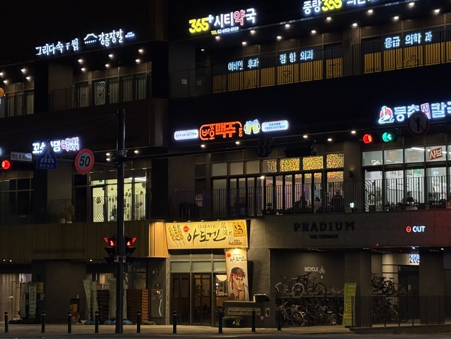 바오맥주 야간 외관 간판